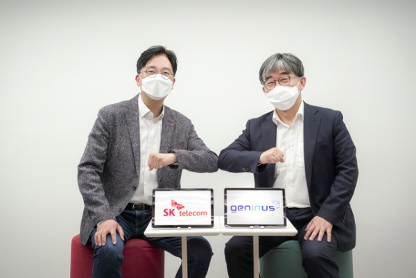 김윤 SKT CTO(왼쪽)와 박웅양 지니너스 대표가 유전체 분석 AI 알고리즘 개발 및 신약 타겟 발굴을 위한 업무 협약을 맺었다.(사진=SK텔레콤)