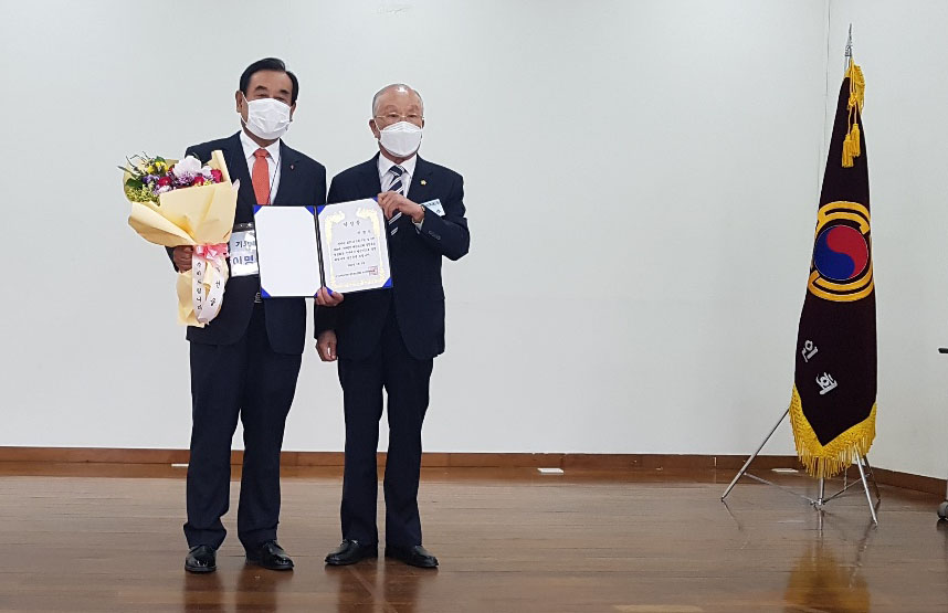 대한노인회 제18대 충북연합회장에 당선된 이명식 당선자(왼쪽)가 이응수 선거관리위원장으로부터 당선증을 교부받고 있다.