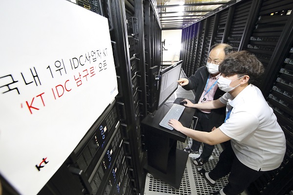 KT IDC 남구로에서 KT IDC 관리 인력들이 서버 상태를 점검하고 있다.(사진=KT)