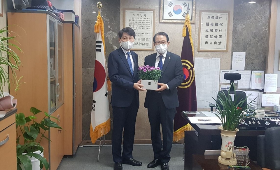김민철 국회의원(왼쪽)과 김형두 지회장
