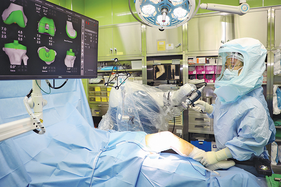 로봇 인공관절 수술은 로봇의 프로그램을 이용해 집도의가 환자 맞춤형 수술을 설계하고, 의료진이 직접 로봇 팔을 잡고 주도적으로 수술을 집도하는 것이 특징이다. 	사진=힘찬병원