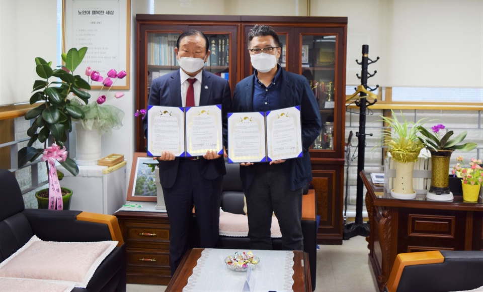 김용녕 지회장(왼쪽)과 김석환 양평병원장이 협약식 후 기념촬영을 했다.