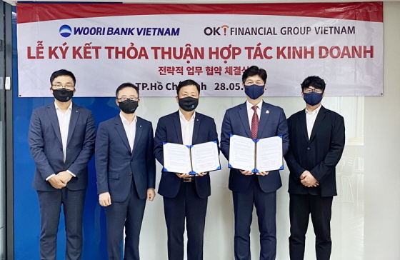 OK금융그룹 베트남 법인이 지난달 28일(현지시간) 우리은행 베트남과 현지 진출을 위한 ‘전략적 업무협약’을 체결했다.(사진=OK금융그룹)