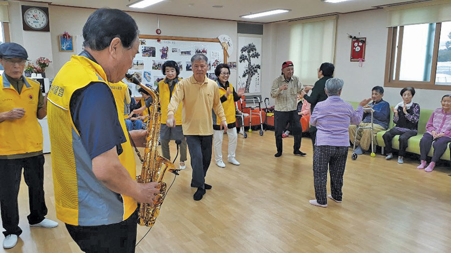 대한노인회 제주연합회 소속 실버노인자원봉사클럽 회원들이 복지센터에서 춤과 연주로 어르신들을 즐겁게 해주고 있다.