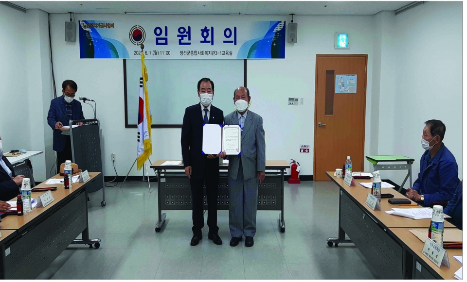 6월 7일 개최된 전선군지회 임원회의에서 북평면 분회장으로 새로 선출된 유병욱 신임 분회장(오른쪽)이 이근식 지회장(왼쪽)으로부터 등록증 받고 있다.