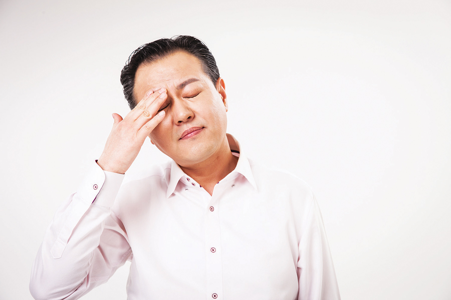 눈 떨림 증상은 마그네슘 부족 등 단순 영양 결핍 외에도 중추신경계통 질환이 원인일 수도 있어 유심히 살펴봐야 한다. 사진=게티이미지뱅크