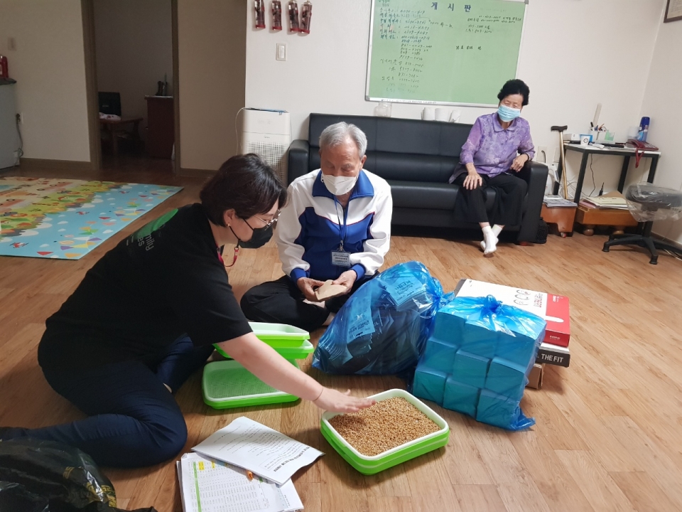서울 영등포지회가 어르신들을 위한 경로당 비대면 프로그램을 진행하고 있다.