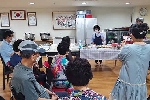 장안구지회  SK스카이뷰 경로당이 김영주 어르신 복지 서포터즈와 ‘맛있는 빵 만들기’를 진행했다.