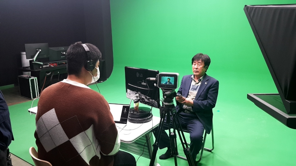 부산시연합회가 스마트폰 교육 영상을 제작하기 위해 촬영 중이다.