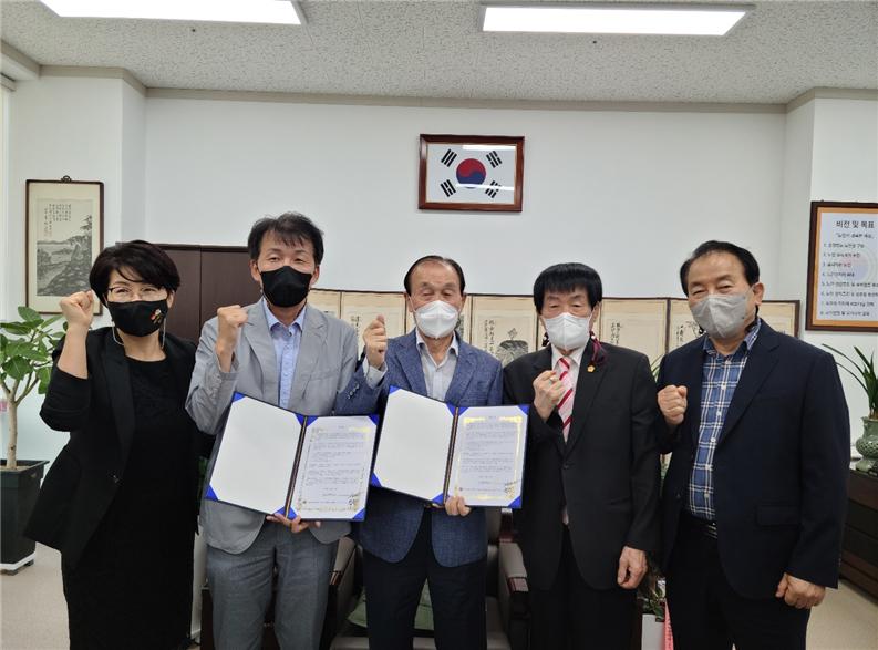 전북연합회 노인자원봉사지원센터가 학산종합사회복지관과 지역 협력기관 협약을 체결했다.
