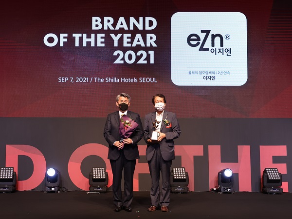 동성제약의 셀프 헤어 스타일링 브랜드 '이지엔(eZn)'이 ‘2021 올해의 브랜드 대상’에서 한국, 중국 염모제 부문 1위를 달성, 2년 연속 2관왕의 영예를 안았다. (사진=동성제약)