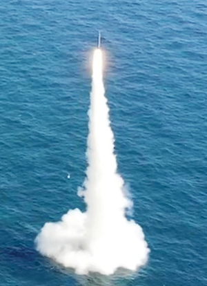 우리나라가 독자 개발한 잠수함발사탄도미사일이 15일 도산안창호함에 탑재돼 수중에서 발사되고 있다.