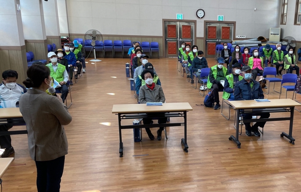 울산 남구지회가 노인사회활동지원사업 9개 사업단 참여자를 대상으로 간담회를 진행했다.
