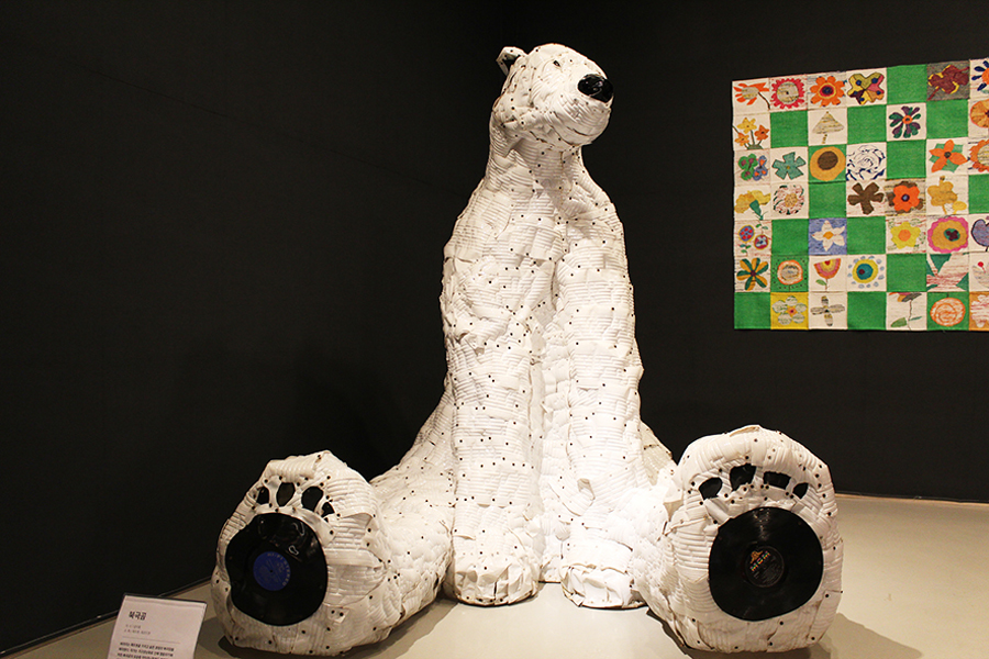 막걸리병을 활용해 만든 북극곰.