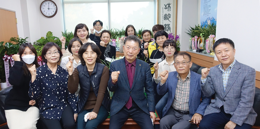 고광선 서울연합회장(앞줄 오른쪽 세 번째)이 직원들과 기념촬영을 했다. 고 연합회장은 5명에 불과했던 사무처 직원을 29명으로 늘리기도 했다.