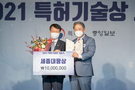 12일 ‘2021 특허기술상 시상식’에서 한국콜마 안병준 대표(오른쪽)와 김용래 특허청장(왼쪽)이 기념사진을 찍고 있다.(사진제공=한국콜마)