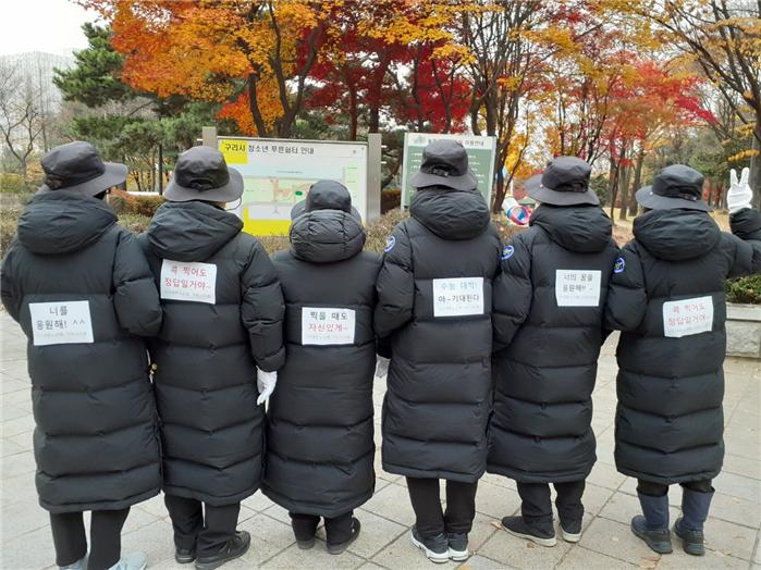 구리시지회 실버경찰봉사대가 11월 18일 수험생들을 응원하기 위해 등굣길 거리지원에 나섰다