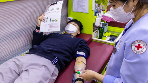 한국콜마 임직원들이 ‘사랑의 헌혈 캠페인’에 동참하고 있다.(사진=한국콜마)