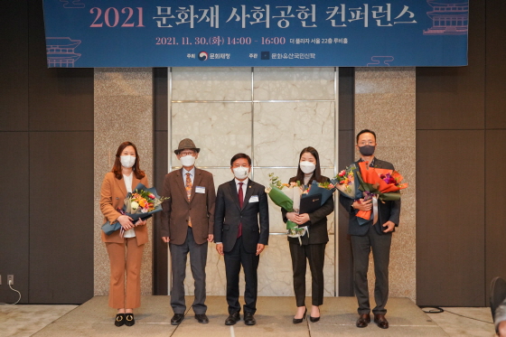 효성 커뮤니케이션실 이정원 전무(오른쪽 첫번째) 와 참석자들이 김현모 문화재청장(사진 가운데)과 기념사진을 촬영하고 있다.(사진제공=효성)