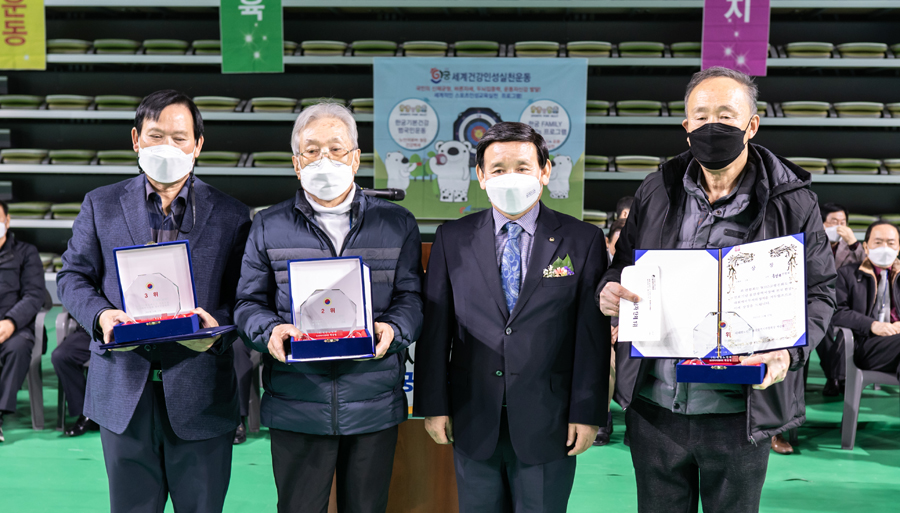 박승열 울산연합회장(오른쪽 두번째)이 남자단체전 시상을 한 후 기념촬영을 하고 있다.