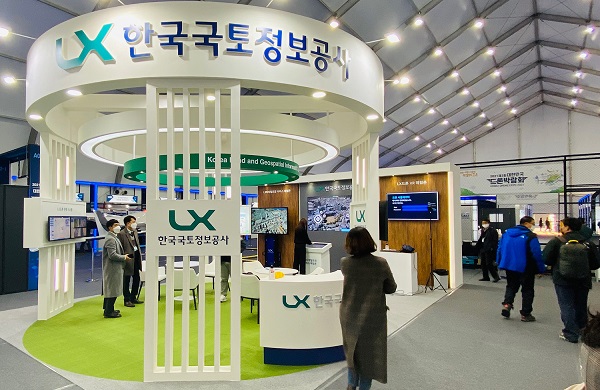 ‘제2회 대한민국 드론 박람회’가 열린 가운데 LX공사가 디지털트윈 서비스와 드론 VR 체험존을 마련했다. (사진=LX공사)