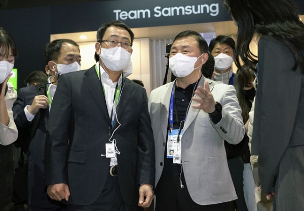 (왼쪽부터) SK텔레콤 유영상 사장이 삼성전자 노태문 사장과 함께 CES 2022 삼성전자 전시관을 관람하고 있다.(사진=SK텔레콤)