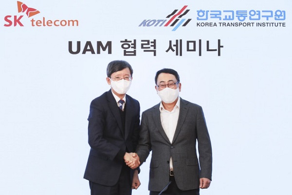 (왼쪽부터) 오재학 한국교통연구원장과 유영상 SK텔레콤 대표가 UAM 협력 세미나에서 기념 촬영을 하고 있다.(사진=SK텔레콤)