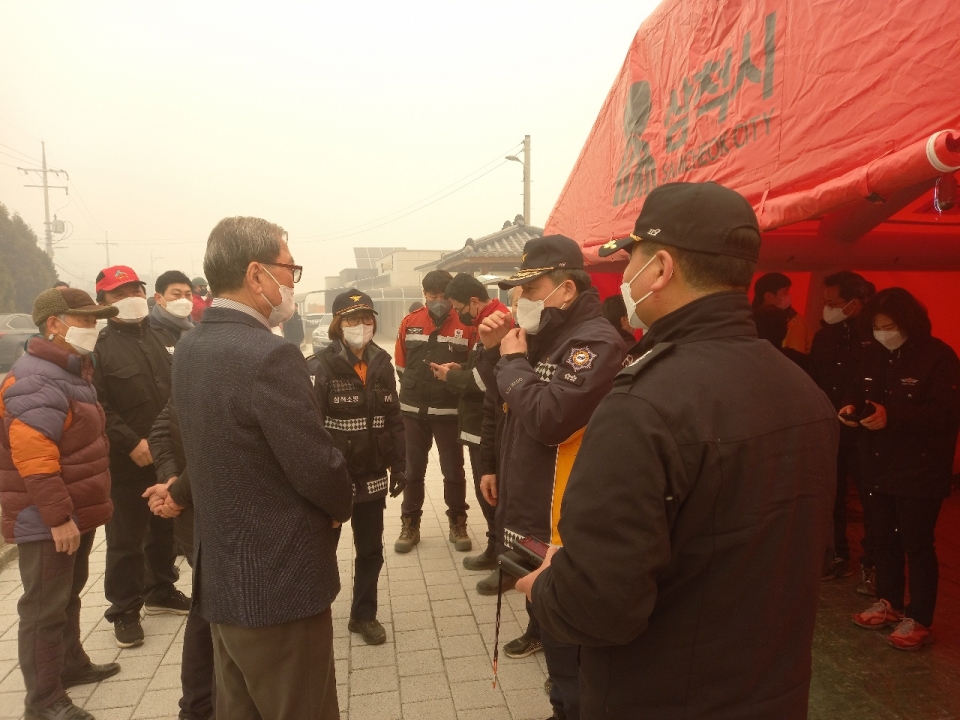 경북 삼척시지회가 산불 발생지역 경로당을 현장 방문해 위로했다.