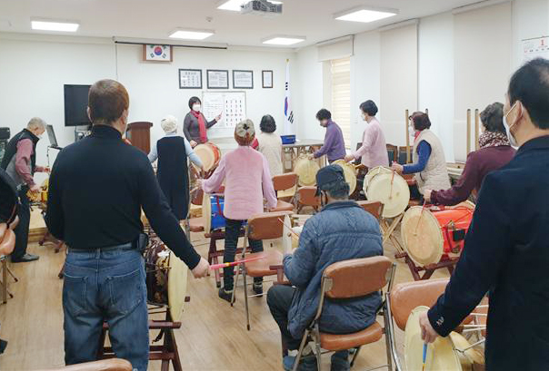 대한노인회 충북 괴산군지회 회원들이 ‘장구교실’에서 열심히 장구를 배우고 있다.