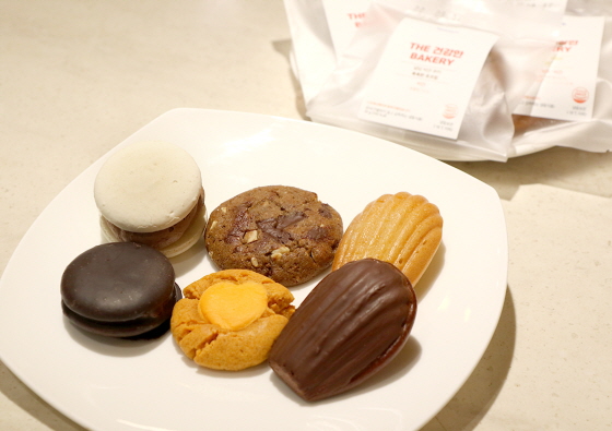 CJ프레시웨이가 선보인 ‘더 건강한 베이커리’의 비건 베이커리 및 고단백 쿠키 상품.(사진=CJ프레시웨이)