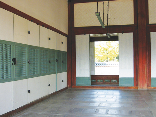 경복궁 교태전의 칠색. 기둥엔 주홍이 창틀엔 녹색이 칠해져 있다.