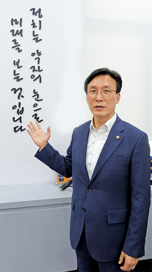 김민석 국회 보건복지위원장이 ‘정치는 약자의 눈으로 미래를 보는 것입니다’라고 자신이 만든 슬로건 앞에서 기념촬영했다.
