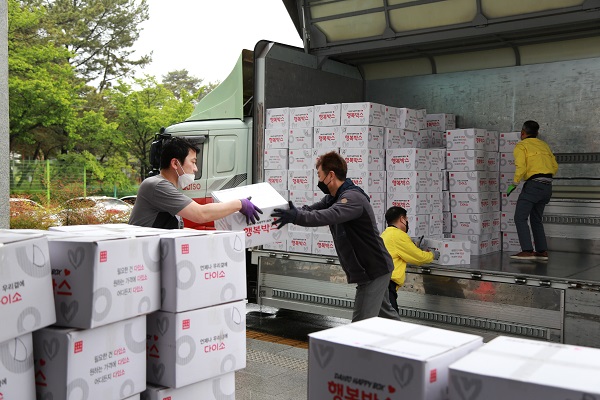 아성다이소 직원들이 울진 산불피해 지역 이재민을 돕기 위해 트럭에 행복박스를 싣고 있다.(사진=아성다이소)