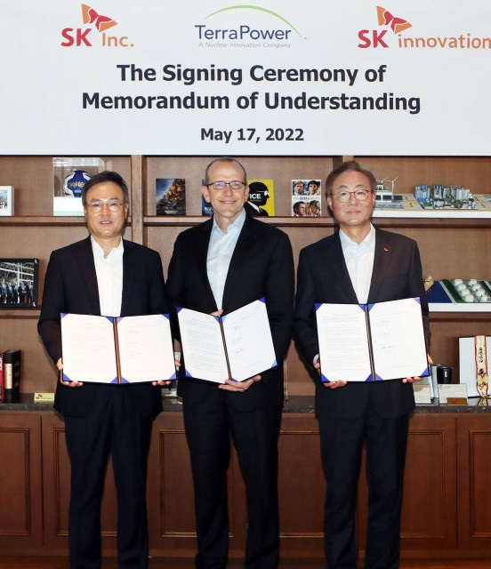 (왼쪽부터) 장동현 SK 부회장, 크리스 르베크 미국 테라파워 CEO, 김준 SK이노베이션 부회장이 포괄적 사업협력을 위한 양해각서를 체결하고 기념 촬영을 하고 있다.(사진=SK)