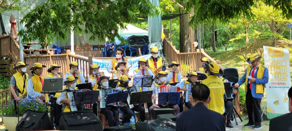 아산시지회 아산고을나누미봉사단이 작은 음악연주회 자원봉사활동을 실시했다.