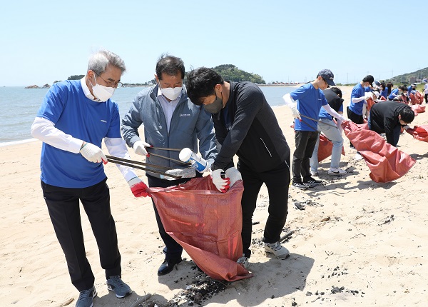 홍진근 수협중앙회 대표이사(왼쪽 첫번째), 조창남 인천수협 조합장(왼쪽 두번째), 신입직원, 바다환경감시단 등 50여명이 해안가 쓰레기 수거 활동을 벌이고 있다.(사진=수협)