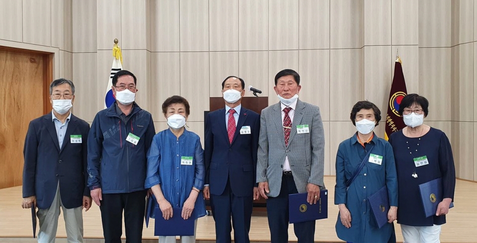 대전 서구지회가 경로당 회장 회의를 개최했다. 사진 왼쪽 네번째가 김병구 지회장.