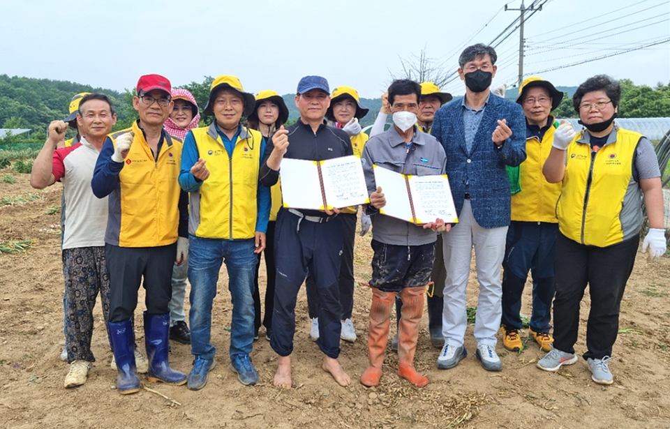 충북연합회가 1사1일손봉사 운동 동참 자매결연 협약을 체결했다.