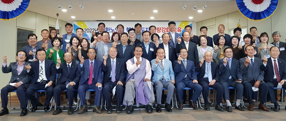 6월 15일 열린 '전남연합회 핵심지도자 역량강화 교육' 참석자들이 김호일 회장, 정양수 전남연합회장과 기념촬영을 하고 있다.
