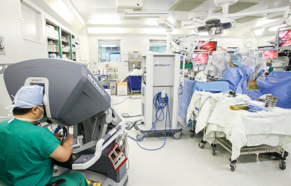 김용희 서울아산병원 식도암센터장(왼쪽 아래)이 식도암 환자에게 다빈치 로봇을 이용한 식도 절제 수술을 하고 있다