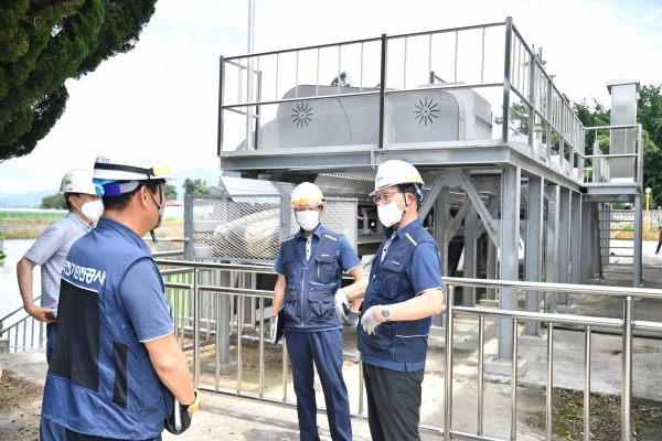 전기안전공사 박지현 사장이 빗물배수펌프장을 점검하고 있다.