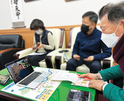 고광선 대한노인회 서울연합회장(오른쪽)과 임직원들이 일본 후쿠오카시립노인복지센터 무학원과의 화상회의를 진행하고 있다.