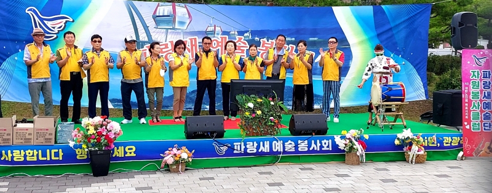 목포시지회 파랑새자원봉사단이 길거리 버스팅 공연을 열었다.