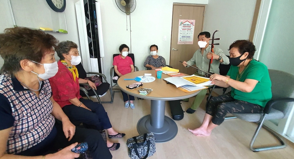 인천 부평구지회에서 경로당 회장 및 회원인 7명의 치매예방활동가가 활발한 활동을 펼치고 있다.