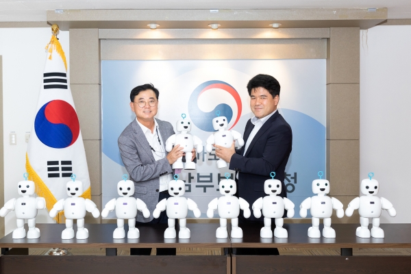 효성은 18일 서울남부보훈지청에 고령 국가유공자를 위한 반려로봇 파이보를 전달했다. (사진=효성)