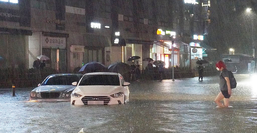 최근 내린 기록적 폭우로 인해 이에 대한 대응 요령 숙지에 대한 중요성이 커지고 있다. 사진은 지난 8월 8일 서울 강남에 내린 기록적인 집중호우로 도로에 물이 가득 찬 모습. 사진=연합뉴스