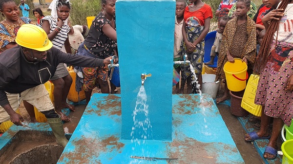 렘바임부 킴반세케 지역 주민들이 이번에 준공한 ‘DR콩고 렘바임부 정수장’에서 공급하는 물을 받기 위해 모인 모습.(사진=현대엔지니어링)