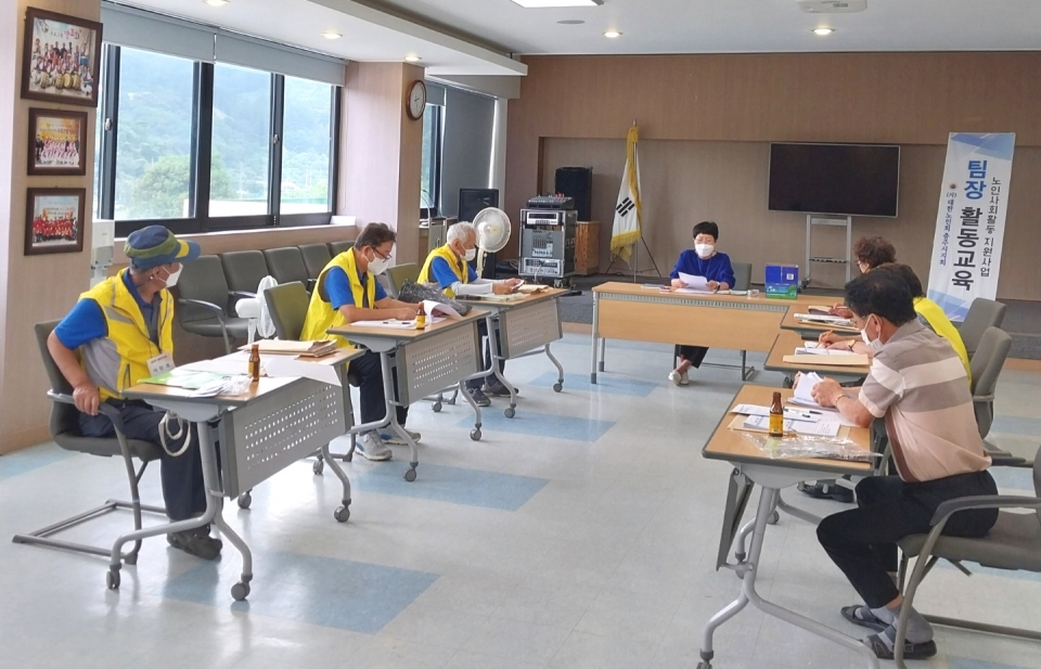충주시지회가 9988행복지키미 팀장을 대상으로 부정수급 예방을 위한 팀장 활동교육을 실시했다.