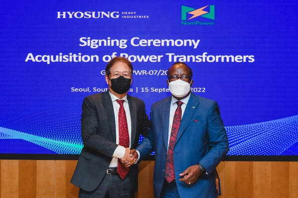 효성 중공업 요코타 타케시 대표이사와 (오른쪽) 하우루푸 나미비아 전력청장이 계약 기념 촬영을 하고 있다. (사진=효성)