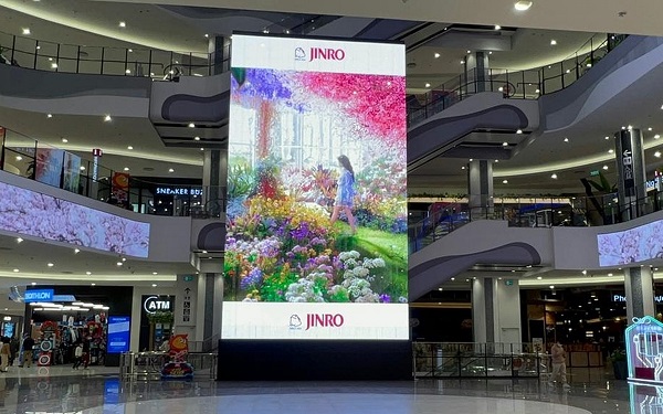 베트남 하노이의 대형 쇼핑몰 이온몰(AEON Mall) 내부에 진로(JINRO) 광고 설치 모습.(사진=하이트진로)